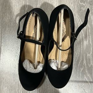CITYCLASSIFIED “Dennis” Closed Round Toe Pumps Shoes